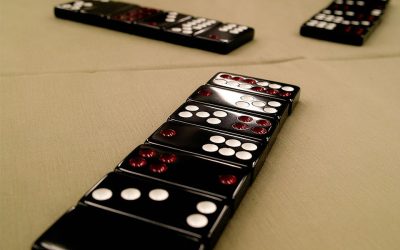 天九牌遊戲桌面與黑色骨牌組合示意圖