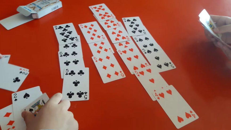 排七遊戲卡牌排列示範，展示牌面與玩家手中的卡牌